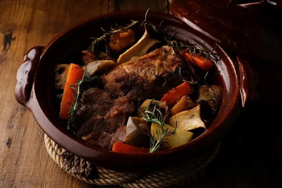 蓋をし、予熱した200℃のオーブンで約45分焼く。