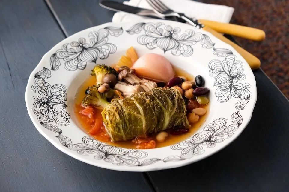 鍋に②、小かぶ、Bを入れて火にかけ、煮立てる。落とし蓋をして弱火で約10分煮、残りの③、ミックスビーンズを加えてさらに約10分煮る。