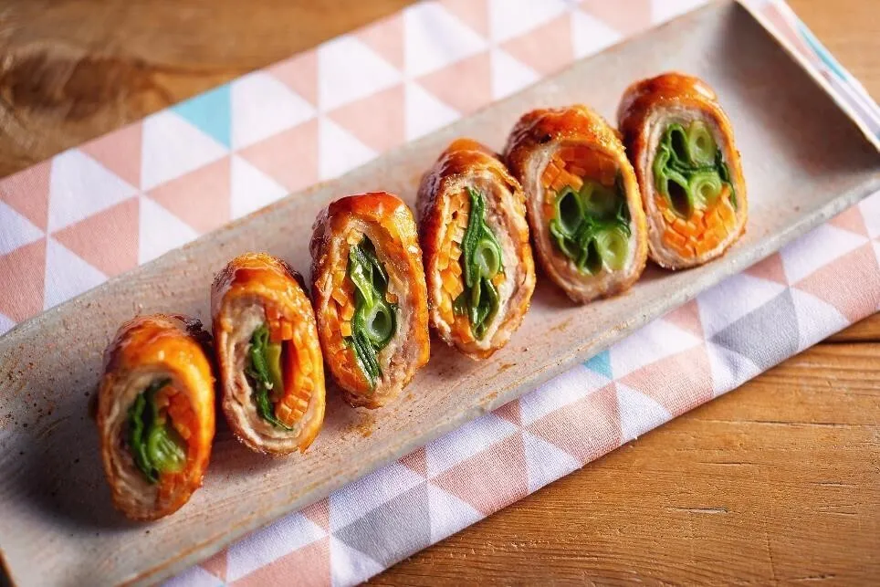 フライパンに油を熱し、②の巻き終わりを下にして並べ入れ、全体に焼き色がつくまで焼く。Aを加えて汁気がなくなるまで煮からめる。