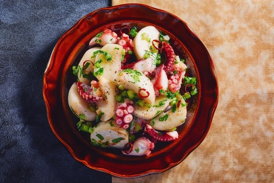 火が通ったらたこを加えてサッと炒め、Bで調味してかぶの葉を加えて混ぜ合わせる。