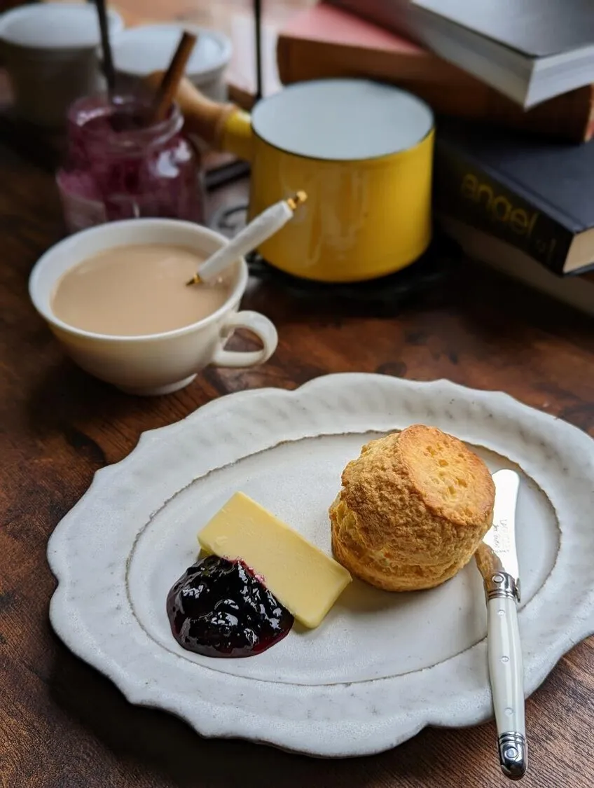 ③を型で抜き、オーブン用シートを敷いた天板に並べる。表面に牛乳(分量外)をぬり、オーブンで約20分焼く。