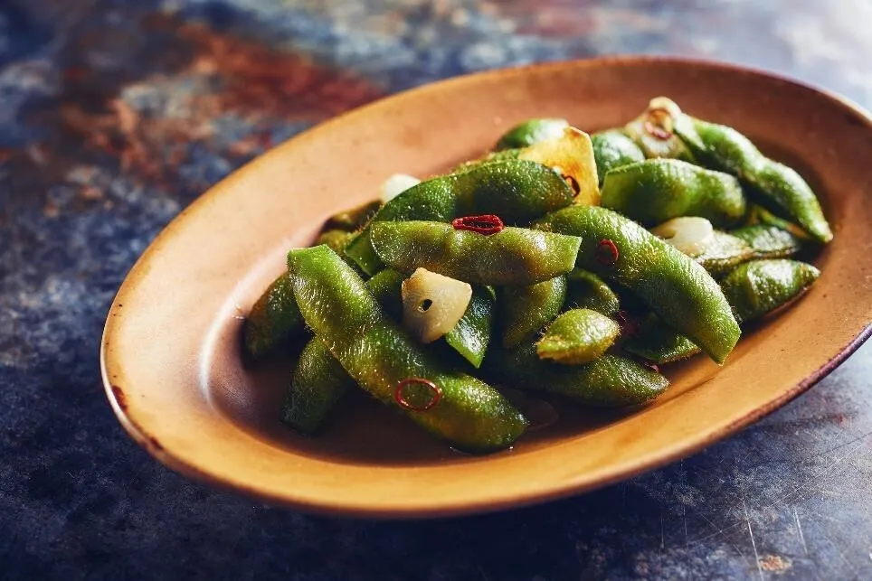 フライパンにオリーブ油と②を熱し、香りが出たら①を炒め、塩少々で調味する。