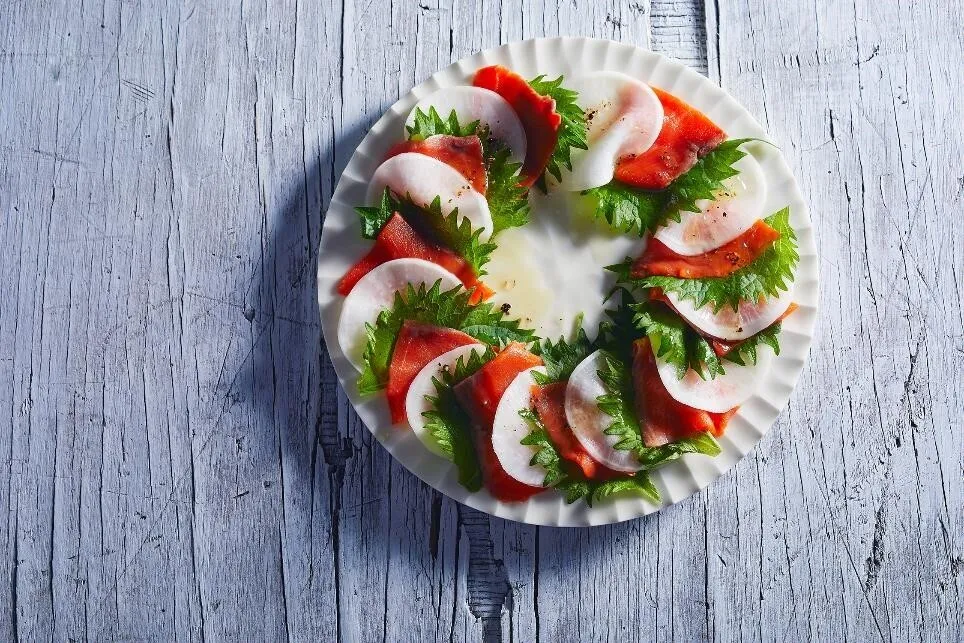 かぶ、大葉、スモークサーモンを順に重ね、混ぜ合わせたAをかける。