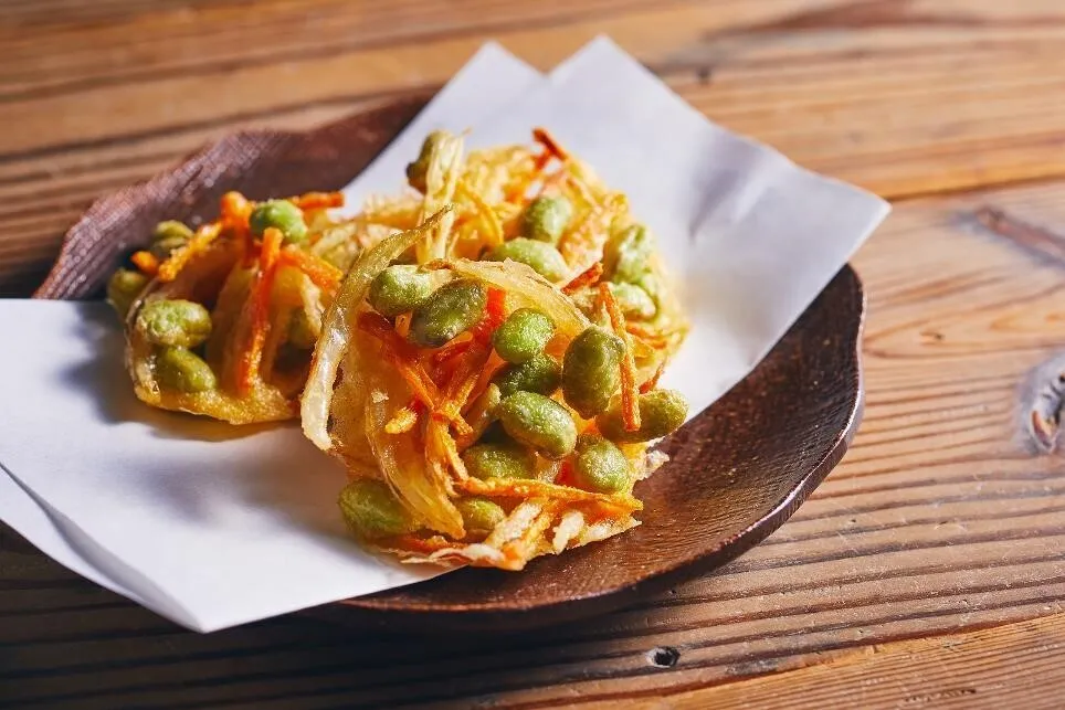 ③を適量ずつまとめ、180℃に熱した油に落とし入れて揚げる。