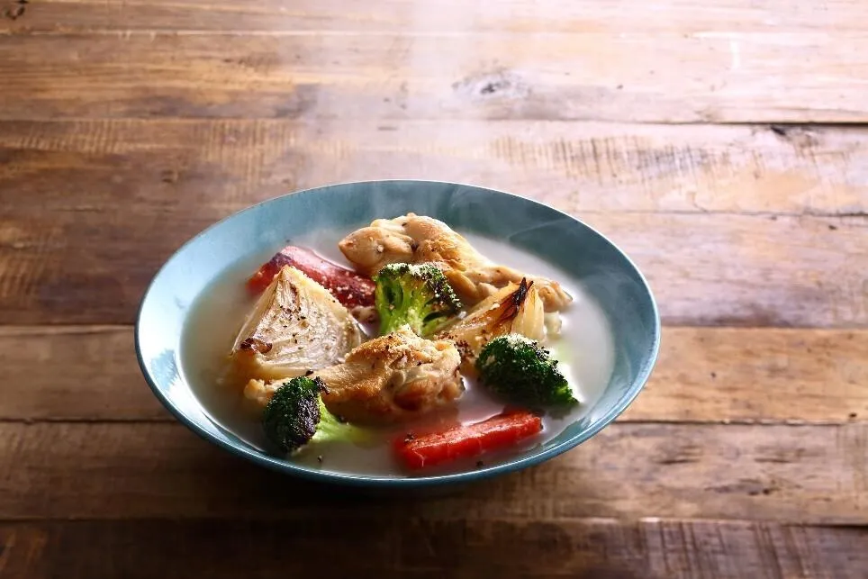 器に盛り、粉チーズ、粗びき黒こしょうをふる。