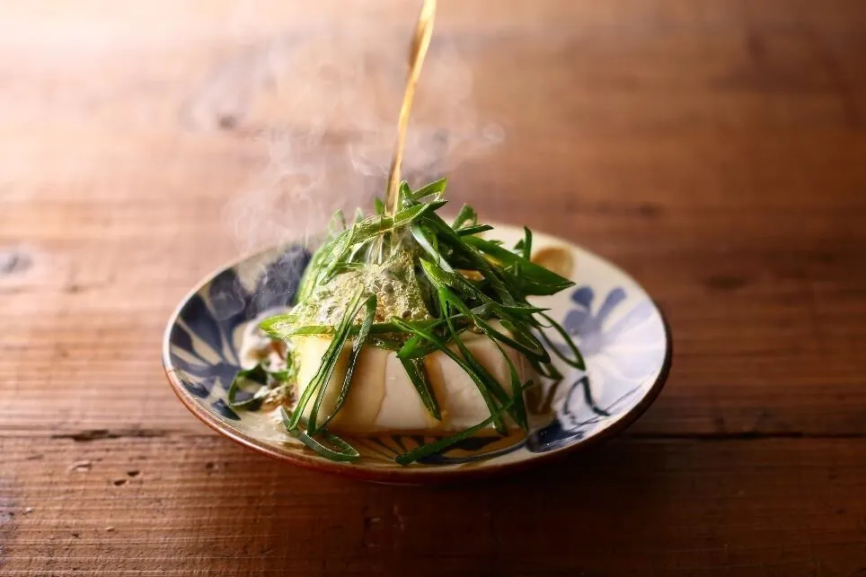 ①に②をのせて塩をふり、熱したごま油をかける。