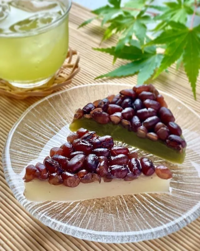 粗熱が取れたら冷蔵庫で冷やし、三角に切る。