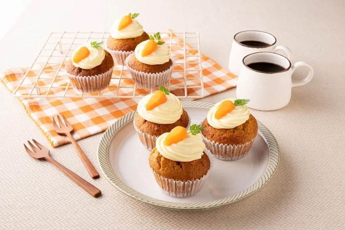 ボウルにクリームチーズを入れて練り混ぜ、Bを加えてなめらかになるまで混ぜる。絞り袋に入れて④に絞り、甘く煮た人参(分量外)、チャービルを飾る。