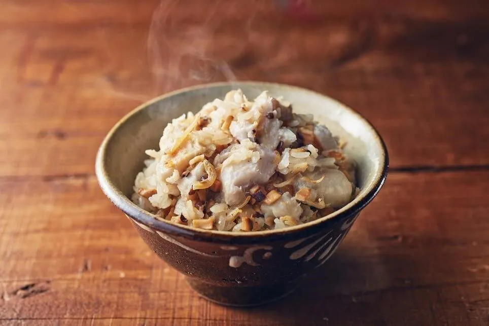 ①に塩を加えて混ぜ、②、③を汁ごと入れ、表面をならして普通に炊く。炊き上がったらざっくり混ぜる。