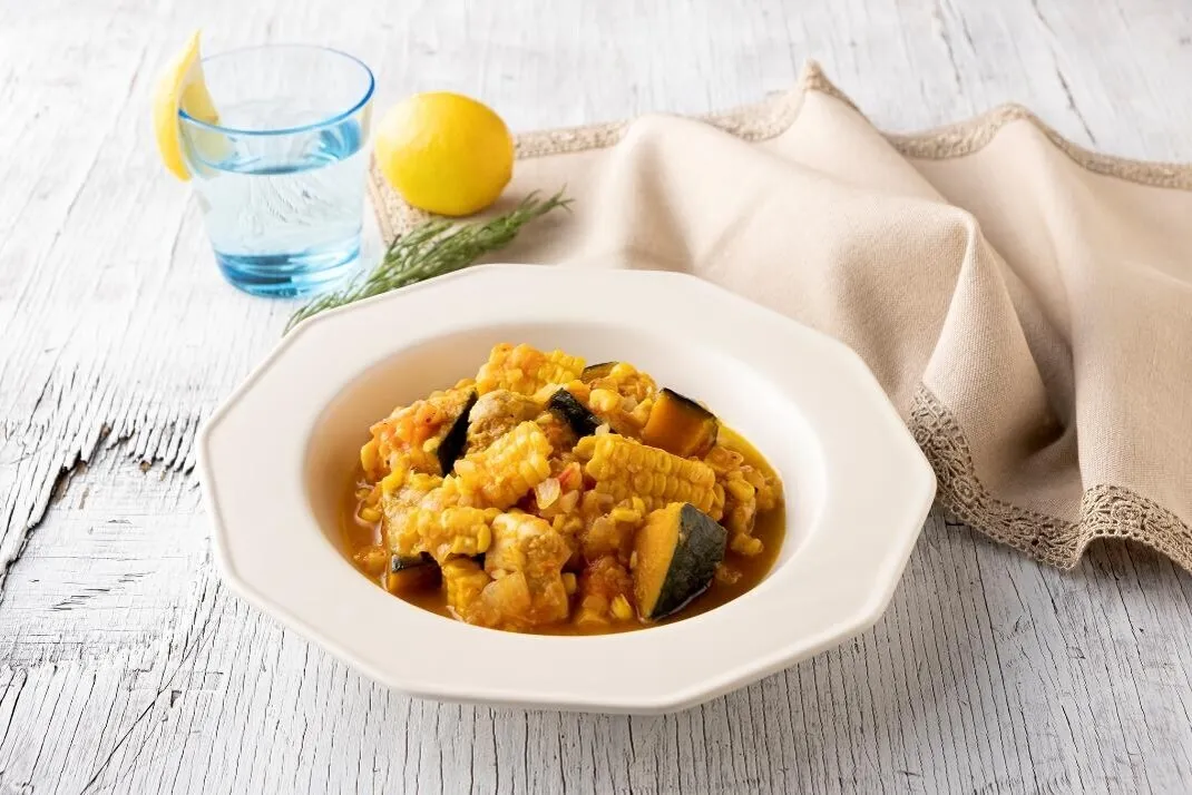 トマト、かぼちゃ、コンソメを加えて蓋をし、弱めの中火で約10分煮る。