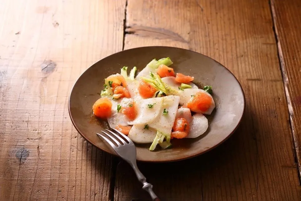 Aをフライパンで熱し、香りが出たら②に加えてざっくりと混ぜる。塩、粗びき黒こしょうをふる。