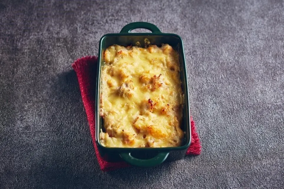 耐熱の器に流し入れてチーズを散らし、250℃に予熱したオーブンで約10分焼く。