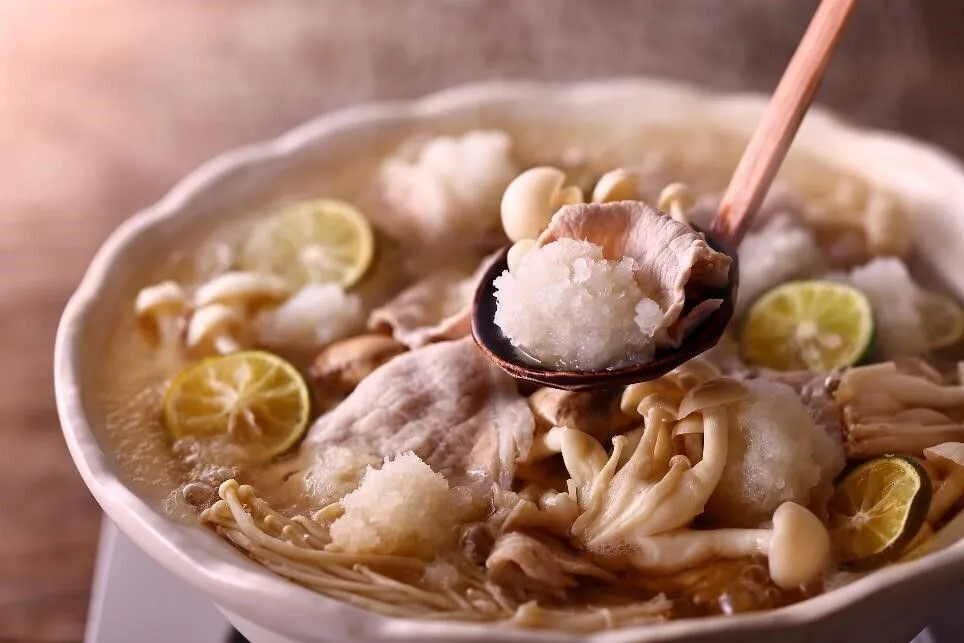 鍋にAを煮立て、きのこ、豚肉を入れて煮る。火が通ったら大根おろしとすだちをのせてひと煮する。