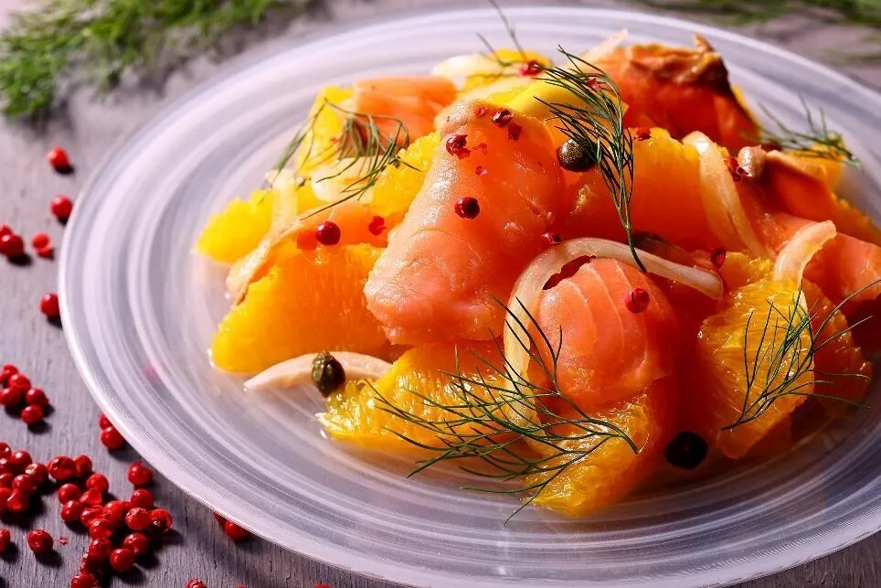 器に盛ってオリーブ油を回しかけ、ピンクペッパーとディルを散らす。