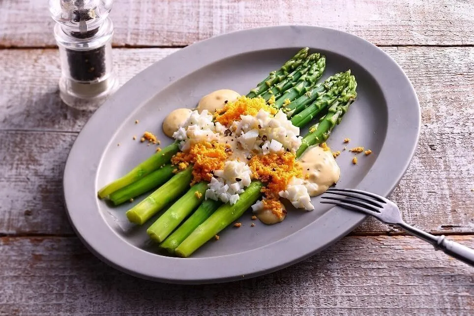 器に①を盛り、混ぜ合わせたAをかけて②を散らし、粗びき黒こしょうをふる。