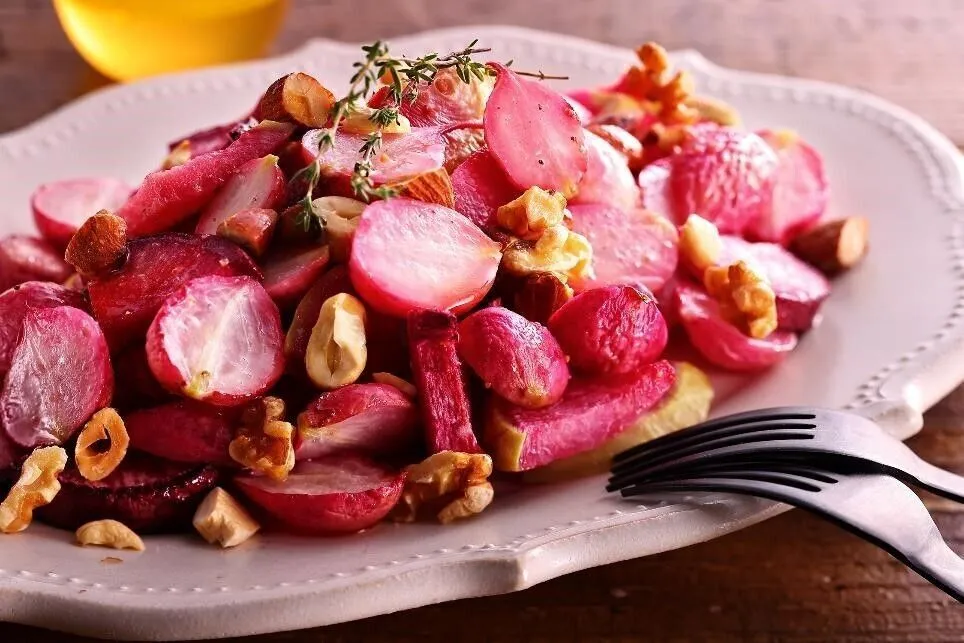 器に盛ってミックスナッツを散らし、混ぜ合わせたBを添える。