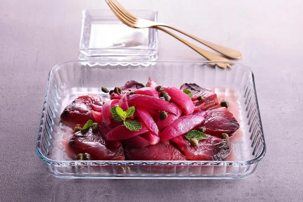 器に①を盛って③をのせ、お好みでケッパー(分量外)とミントをのせる。