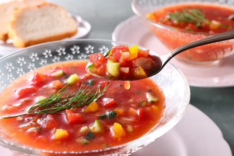 ボウルに①、Aを加えて混ぜ合わせ、トマトジュースを加えて混ぜる。