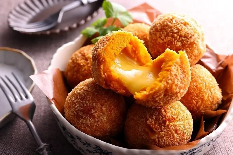 小麦粉、溶き卵、パン粉の順に衣をつけ、170℃に熱した油で揚げる。