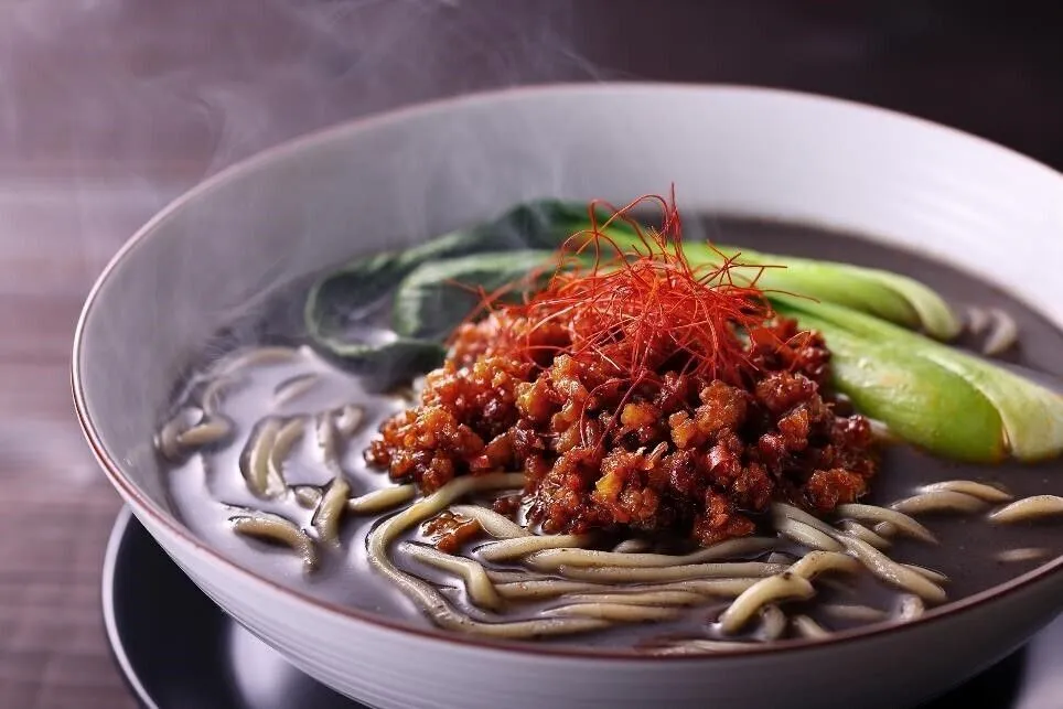 器に麺を盛って③を注ぎ、②をのせてチンゲン菜と糸唐辛子を添える。