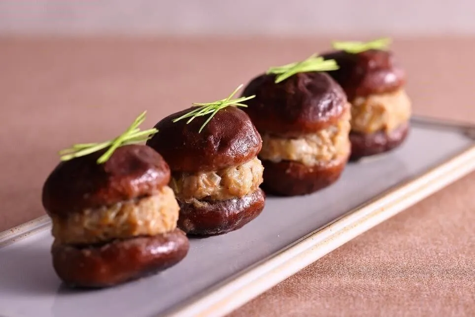 器に盛って芽ねぎをのせる。