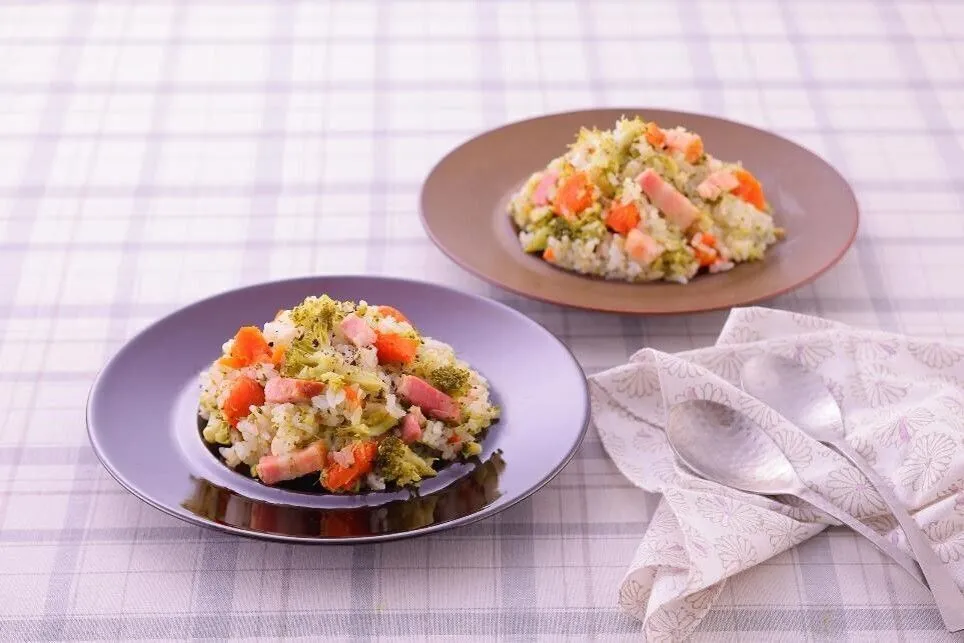 炊き上がったらブロッコリーと新人参をほぐしながら混ぜ、器に盛って粗びき黒こしょうをふる。