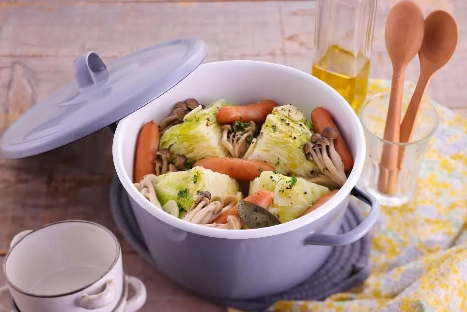 鍋に①、ウインナーを入れ、Aを回しかける。蓋をして火にかけ、煮立ったら弱火で30～40分、火が通るまで蒸し煮にし、パセリを散らす。