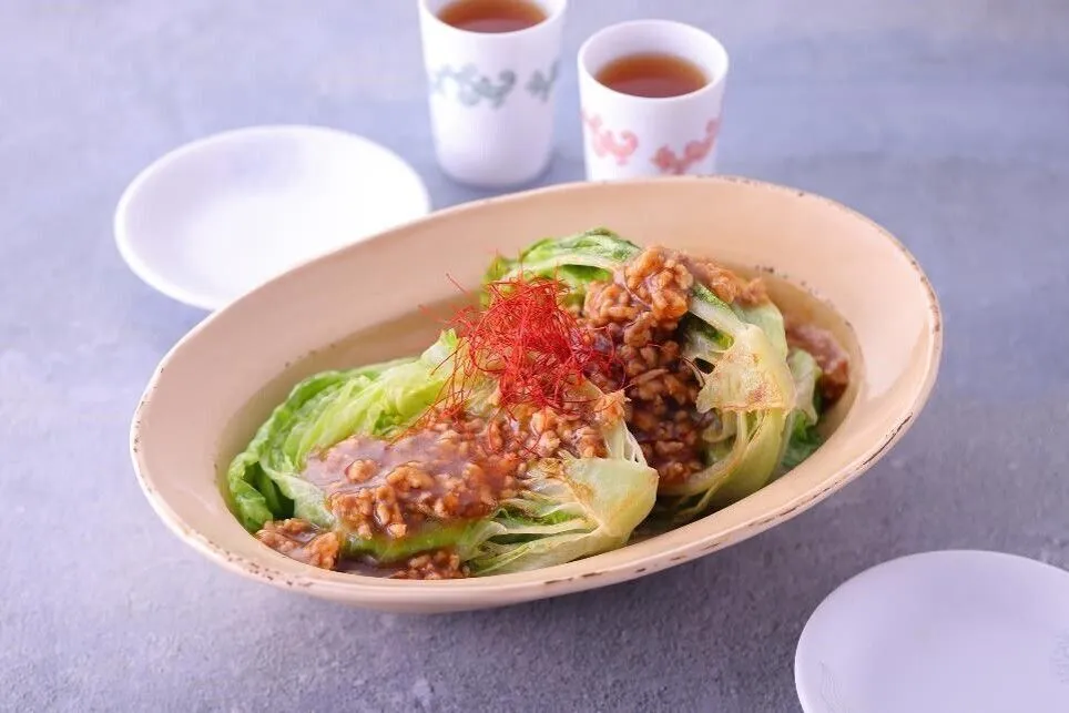 器に②を盛って③をかけ、糸唐辛子をのせる。