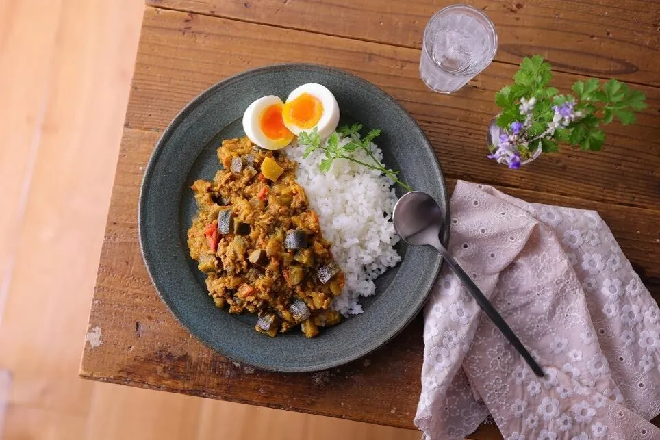 器にご飯をよそい、③をかけてゆで卵を添える。