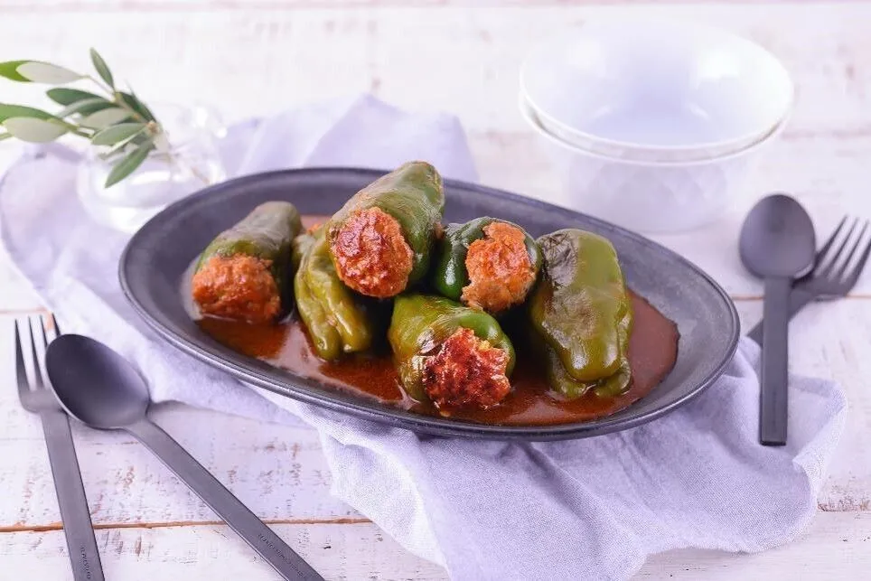 フライパンに油を熱し、②の肉の面に焼き色がつくまで立てて焼く。転がしながら中火で約3分焼き、混ぜ合わせたBを加えて蓋をし、弱火で約10分煮る。