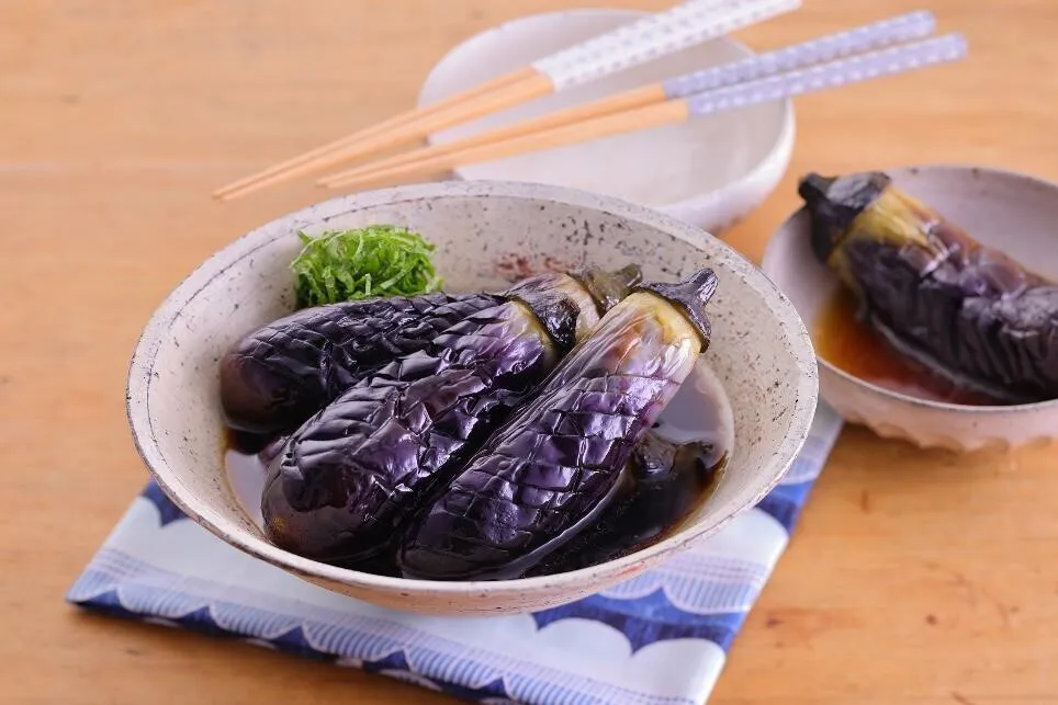 ボウルにAを混ぜ合わせ、めんつゆ、水、ごま油を加えて15分以上漬ける。