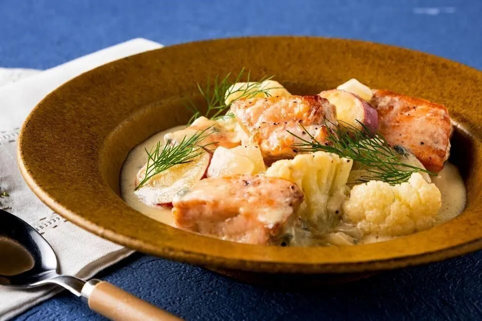 ちぎったブルーチーズを加えて煮溶かし、塩で調味する。器に盛って黒こしょうをふり、ディルを散らす。