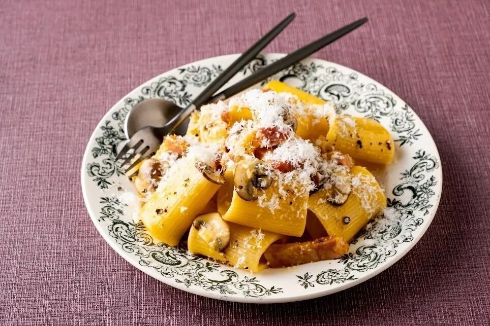 器に盛り、残りのペコリーノチーズ、黒こしょうをふる。