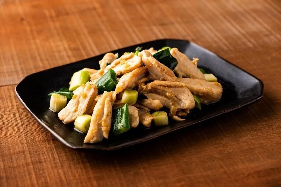 フライパンに油を熱し、①を炒める。酒と②、Aを加えて炒め合わせる。