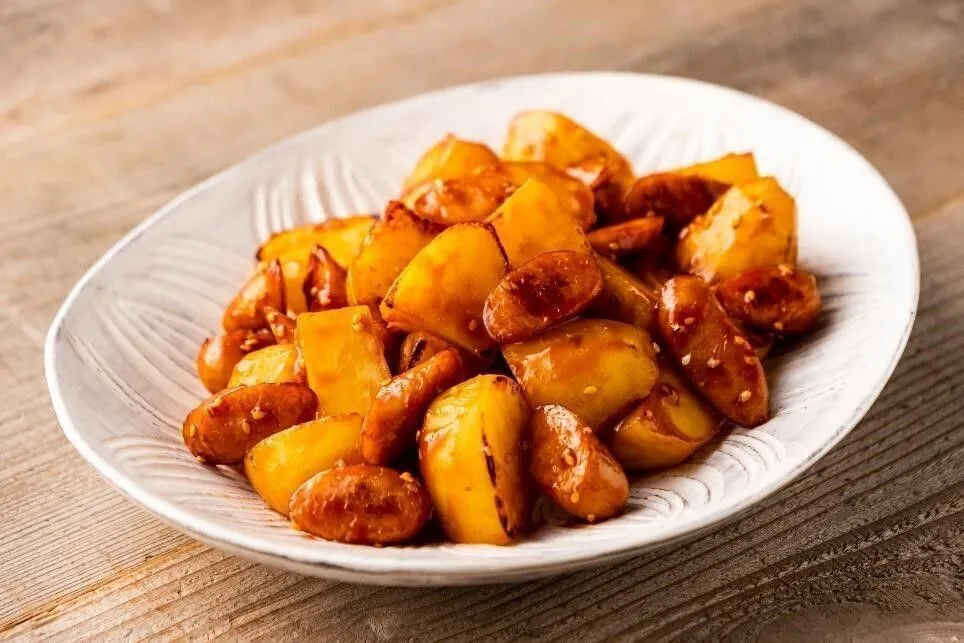 フライパンに②を入れて炒め、じゃがいもを加えて炒め合わせる。じゃがいもに焼き色がついてきたら混ぜ合わせたAを加えて全体を絡め、白ごまをふる。