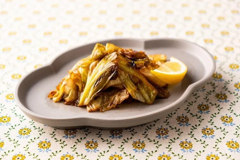 器に盛り、レモンを添える。