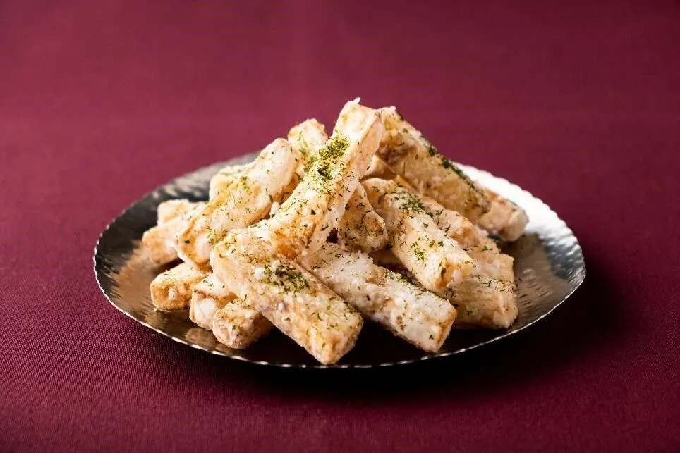 熱いうちに塩と青のりをふる。