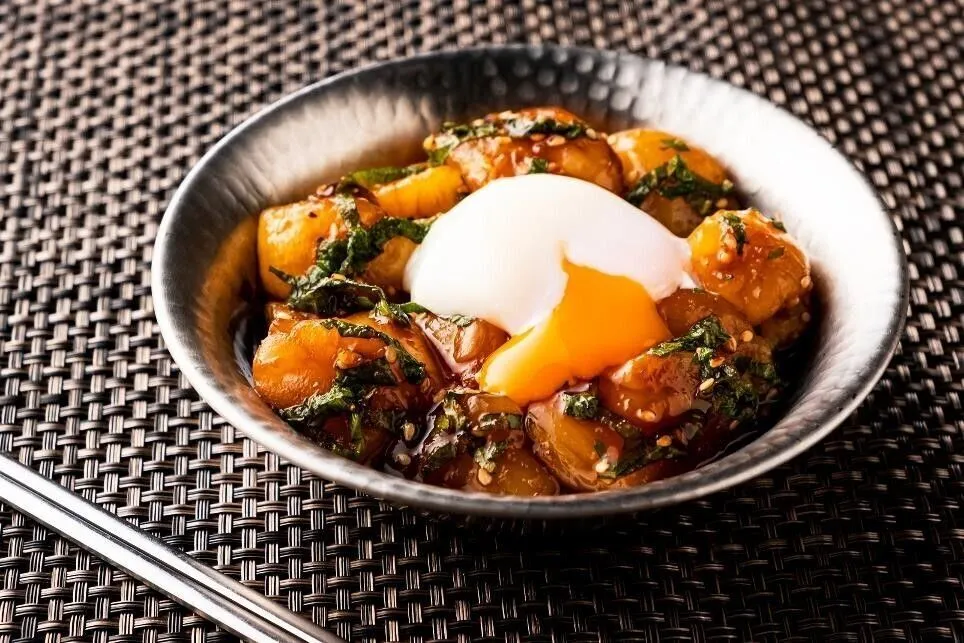 ①に②を加えて混ぜ、器に盛って温泉卵をのせる。