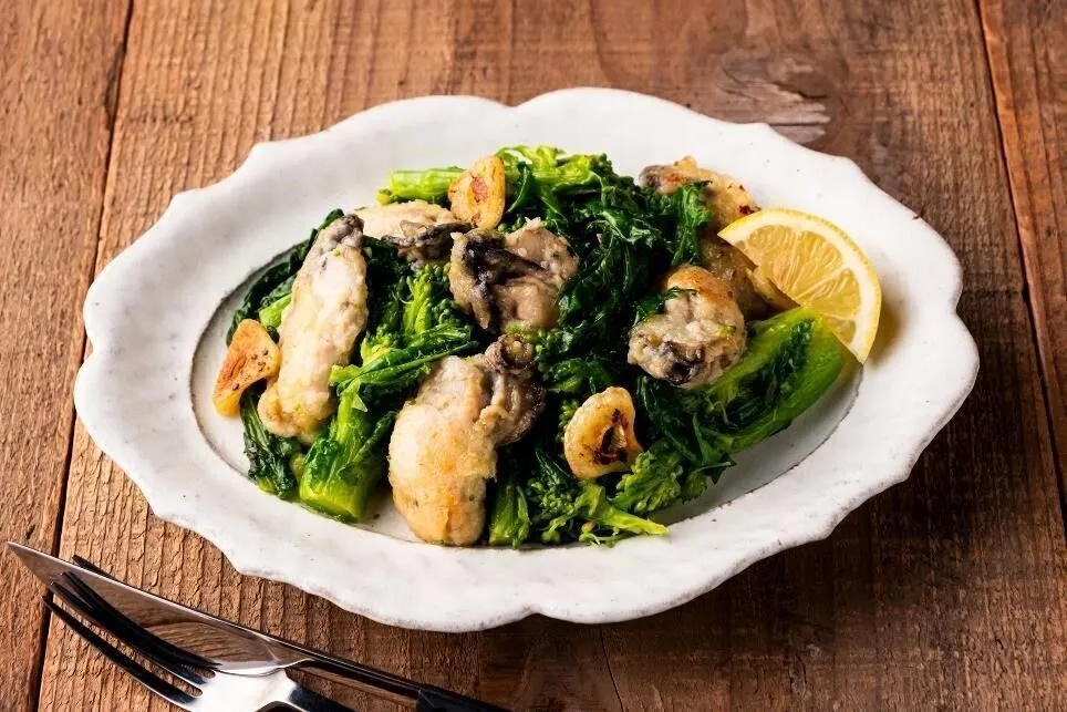 器に盛り、レモンを添える。