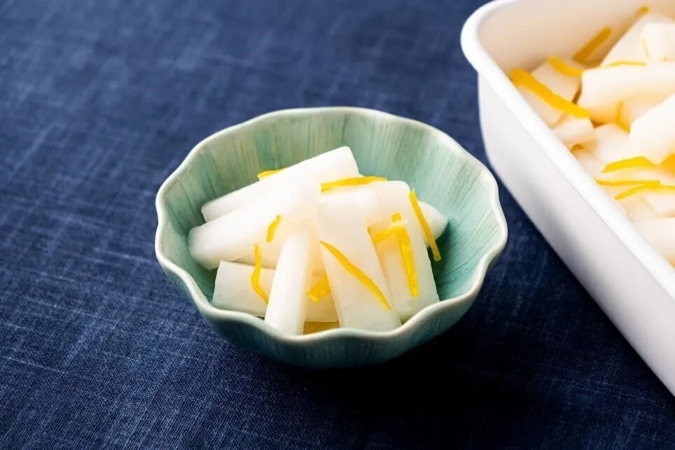 ②、Aを加えてよく混ぜ、上下を返すようにときどき混ぜ、冷蔵庫で1時間漬ける。