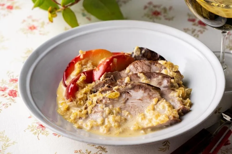 塩豚をスライスしてりんごと共に器に盛り、煮汁をかける。
