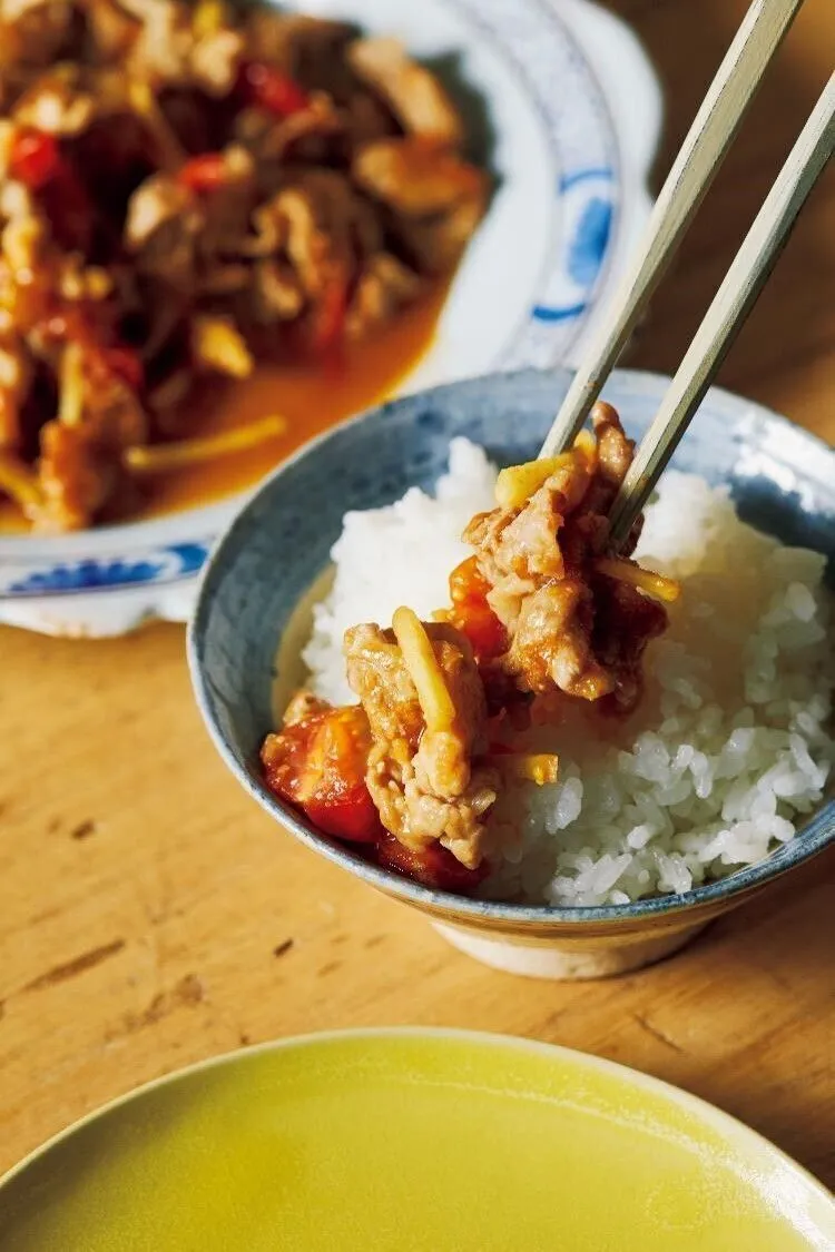 フライパンにサラダ油を強めの中火で熱し、豚肉を入れて、ほぐしながら色が変わるまで炒める。ミニトマト、生姜、Aを加え、トマトの皮が少しくずれるまで炒め合わせる。