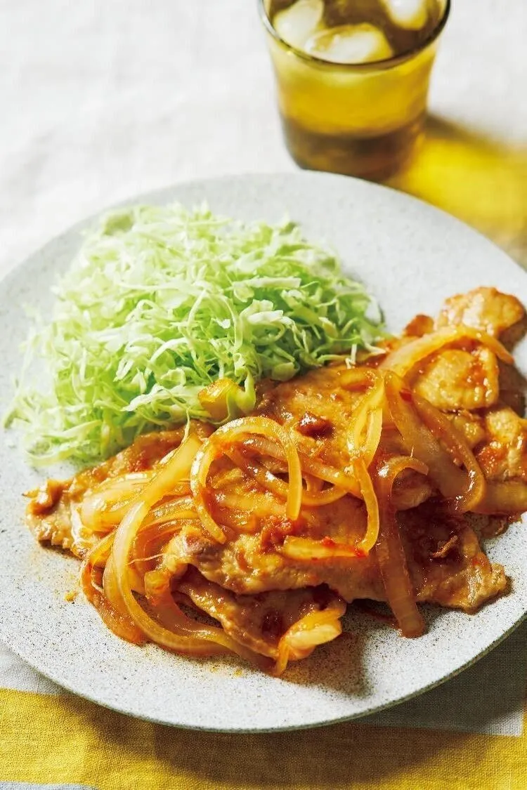 フライパンの油を拭き、サラダ油小さじ1、玉ねぎを入れて中火で熱する。玉ねぎが透き通るまで炒めたら、豚肉を戻し入れ、Aのたれを加える。強めの中火にし、ときどき豚肉を返しながら全体に煮からめる。器に盛り、キャベツを添える。