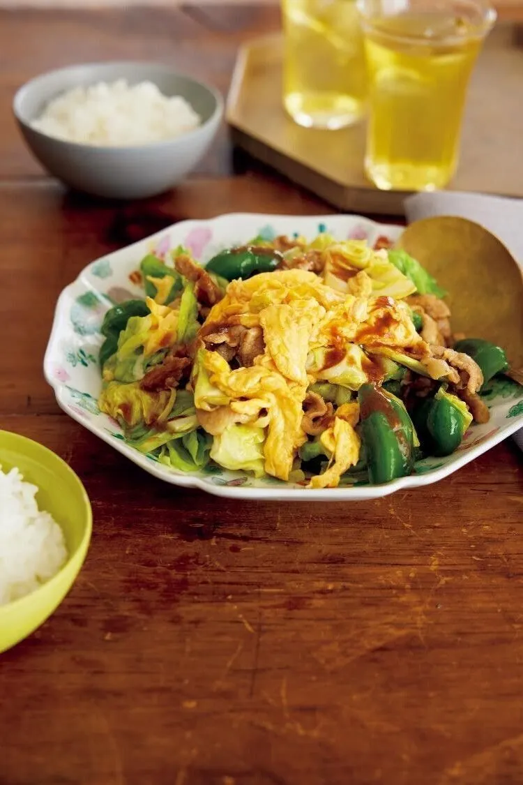 フライパンをさっと拭いて中火にかけ、豚肉、ピーマンを入れて2分ほど炒める。キャベツを加えてさっと炒め合わせ、Aを加えて混ぜる。卵を戻し入れて手早く炒め合わせる。