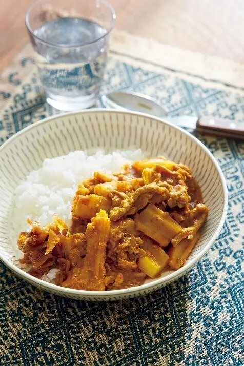 Aを加え、煮立ったら弱火にしてふたをし、10分ほど煮る。Bを加えてとろみがつくまで混ぜながら煮る。器にご飯を盛り、カレーをかけて好みで福神漬けを添える。