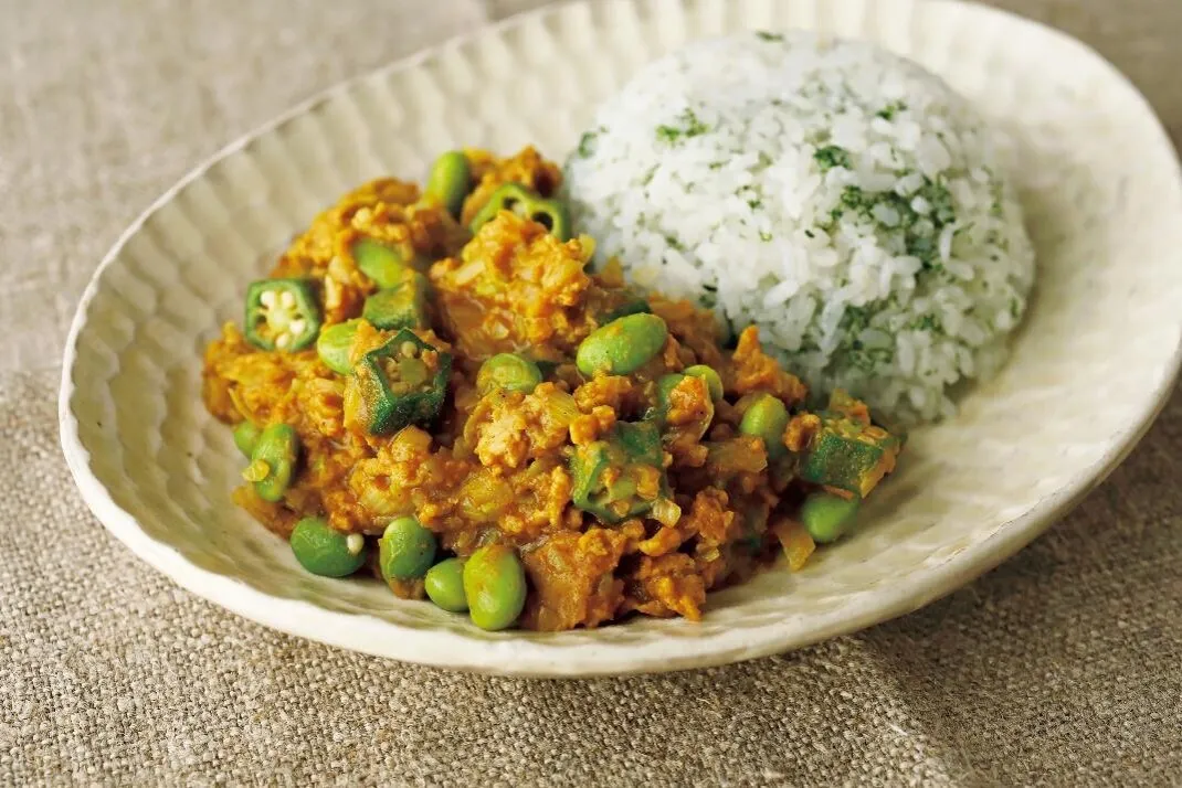 ラップをはずし、とろみがつくまで全体をよく混ぜる。器にご飯を盛ってカレーを添える。