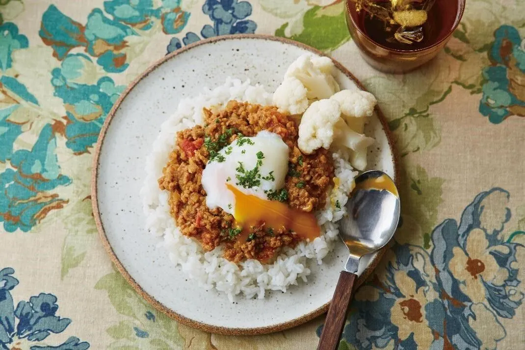 残りのAの材料を加えて混ぜ、ラップをふんわりとかけて、電子レンジ（600W）で5～6分加熱する。取り出してよく混ぜ、味をみて塩でととのえる。器にご飯を盛り、Aをかけて、温泉卵をのせる。パセリをふり、カリフラワーを添える。