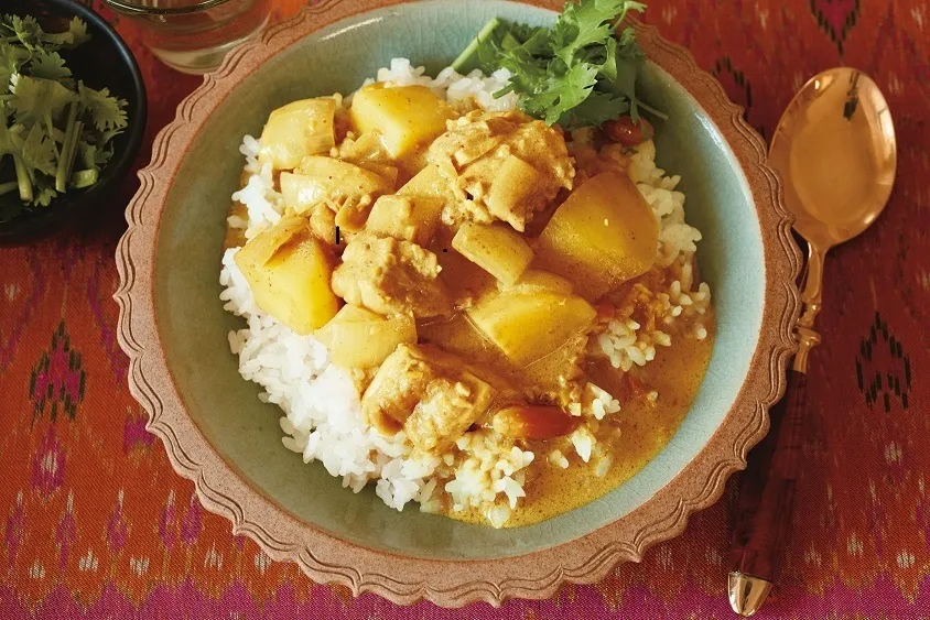 弱火にして15分ほど煮て、火を止める。ルウを加えて溶かし、再び中火にかけて2～3分煮る。器にご飯を盛ってカレーをかけ、香菜の茎と葉適宜を添える。