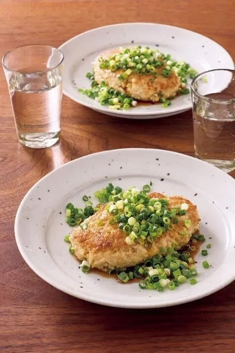 フライパンにサラダ油を強火で熱し、1の肉だねを並べる。2分ほど焼き、焼き色がついたら返して水大さじ3を加え、ふたをして弱火で7分蒸し焼きにする。器に盛って万能ねぎを散らし、ポン酢しょうゆを等分にかける。