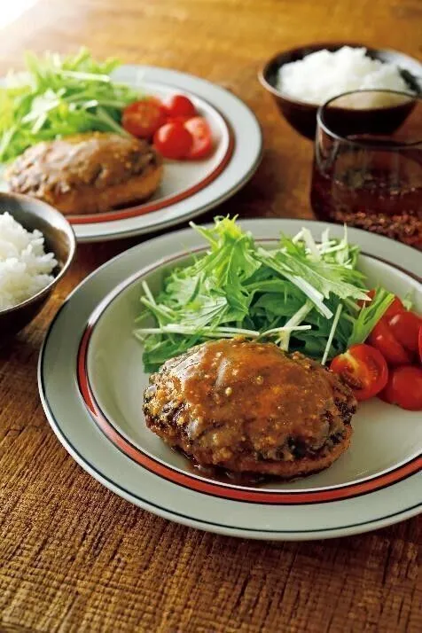 フライパンにサラダ油大さじ1/2を強めの中火で熱し、2を並べ入れる。途中一度返して両面を3分ほど焼き、しっかりと焼き目をつける。ふたをしてごく弱火にし、8分ほど蒸し焼きにする。火を止めてふたを取り、ペーパータオルで油を拭き取る。1のBのたれを入れ、中火にかける。ハンバーグにスプーンでたれをかけながら、照りが出るまでからめる。器に盛り、水菜、ミニトマトを添える。